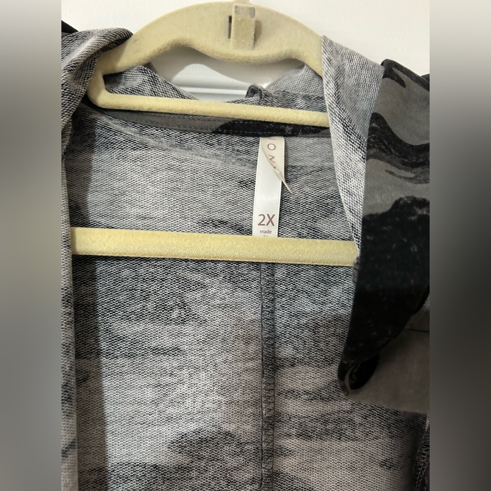 LuLaRoe Gray & Black Camouflage Open-Front 2x Mackenzie Cardigan - Picture 4 of 7